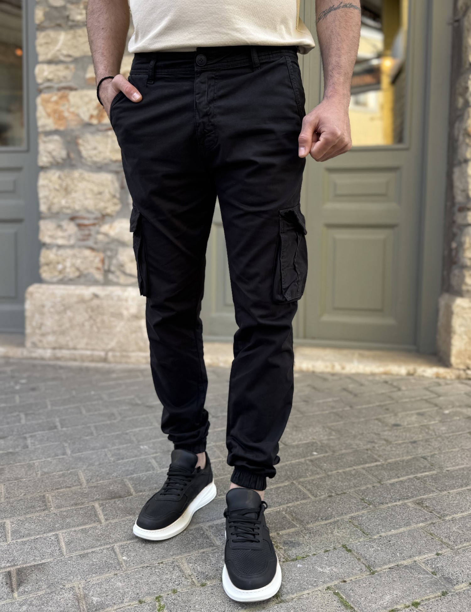 Ανδρικό μαύρο υφασμάτινο cargo παντελόνι 210922V